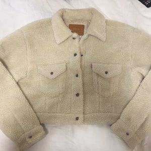 Cropped Levi’s shearling jacket